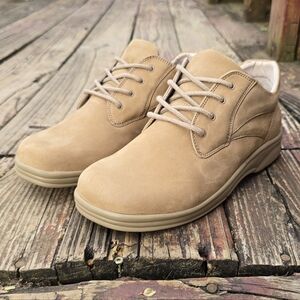 Apex Women's Y590W Tan Nubuck Walking Shoes, Sz 7W